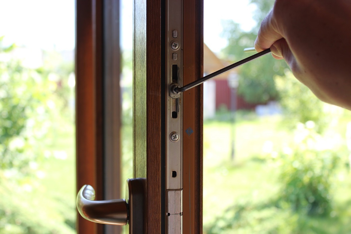 Регулировка деревянных окон со стеклопакетами