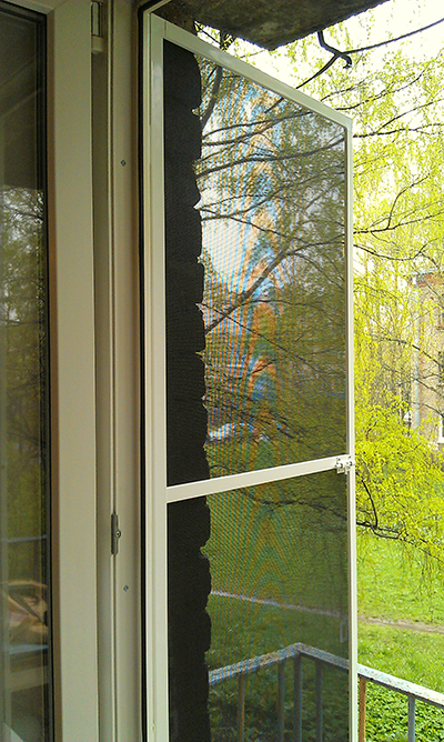Рамочная москитная сетка на балконную дверь открывающаяся на петлях